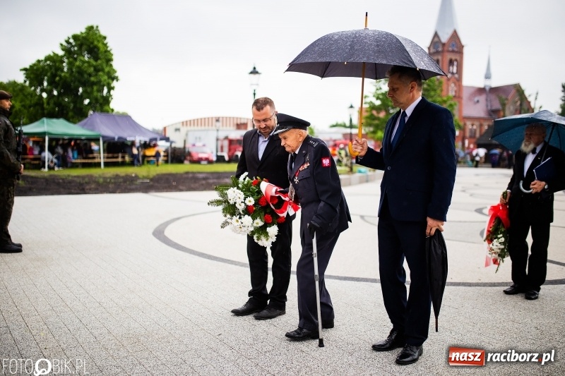 Zdjęcie w galerii na portalu naszraciborz.pl: Patriotyczna uroczystość w Kuźni Raciborskiej w strugach deszczu [FOTO] wiadomości z regionu