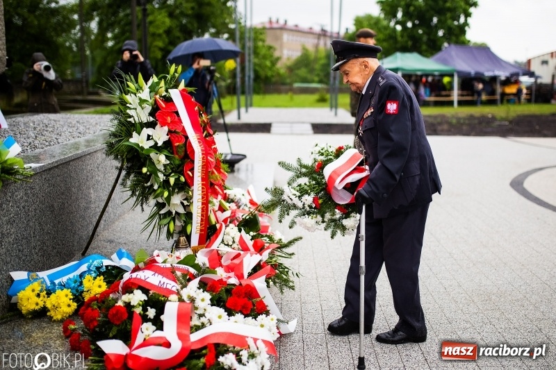 Zdjęcie w galerii na portalu naszraciborz.pl: Patriotyczna uroczystość w Kuźni Raciborskiej w strugach deszczu [FOTO] wiadomości z regionu