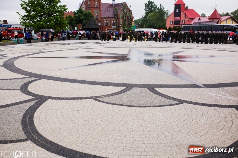 Zdjęcie w galerii na portalu naszraciborz.pl: Patriotyczna uroczystość w Kuźni Raciborskiej w strugach deszczu [FOTO] wiadomości z regionu