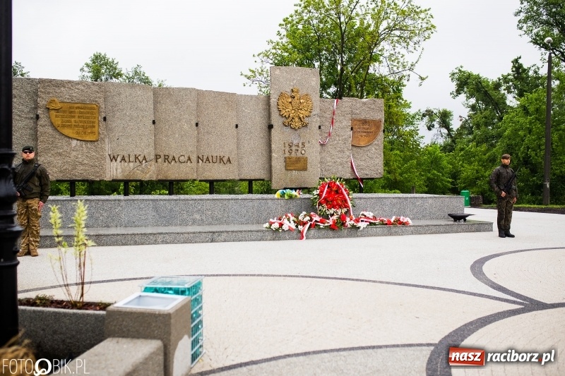Zdjęcie w galerii na portalu naszraciborz.pl: Patriotyczna uroczystość w Kuźni Raciborskiej w strugach deszczu [FOTO] wiadomości z regionu