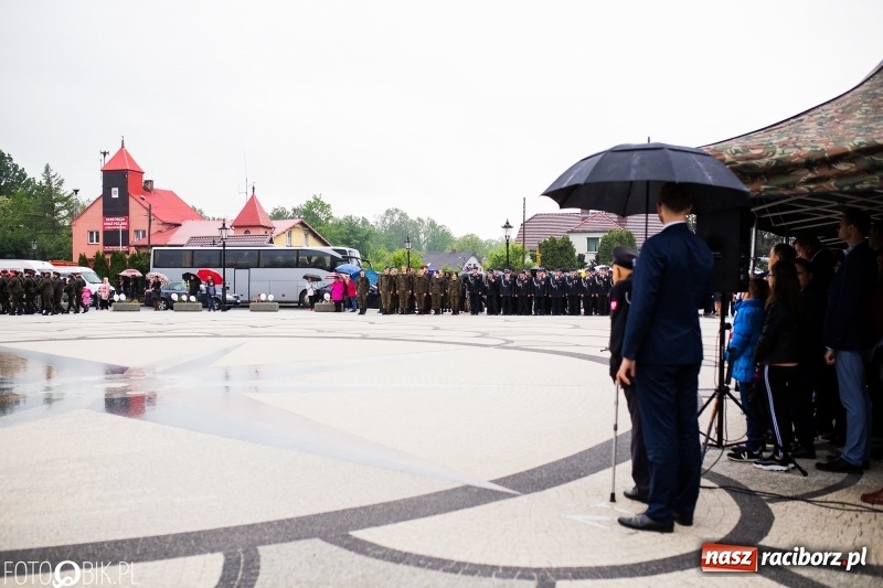 Zdjęcie w galerii na portalu naszraciborz.pl: Patriotyczna uroczystość w Kuźni Raciborskiej w strugach deszczu [FOTO] wiadomości z regionu