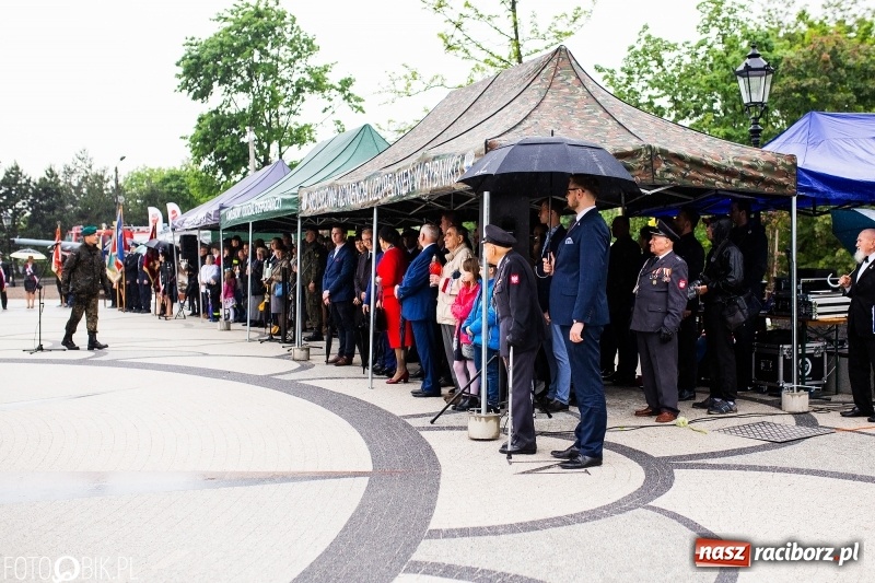 Zdjęcie w galerii na portalu naszraciborz.pl: Patriotyczna uroczystość w Kuźni Raciborskiej w strugach deszczu [FOTO] wiadomości z regionu