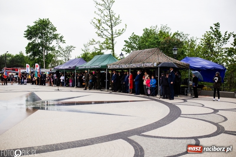 Zdjęcie w galerii na portalu naszraciborz.pl: Patriotyczna uroczystość w Kuźni Raciborskiej w strugach deszczu [FOTO] wiadomości z regionu