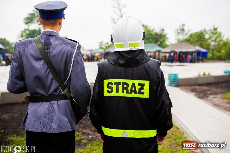 Zdjęcie w galerii na portalu naszraciborz.pl: Patriotyczna uroczystość w Kuźni Raciborskiej w strugach deszczu [FOTO] wiadomości z regionu