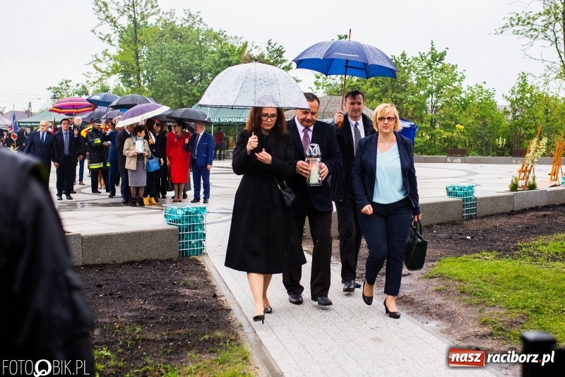 Zdjęcie w galerii na portalu naszraciborz.pl: Patriotyczna uroczystość w Kuźni Raciborskiej w strugach deszczu [FOTO] wiadomości z regionu