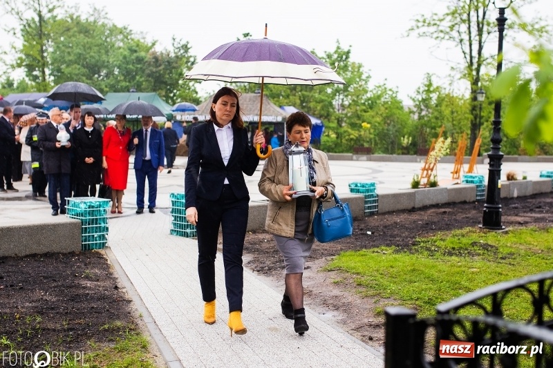 Zdjęcie w galerii na portalu naszraciborz.pl: Patriotyczna uroczystość w Kuźni Raciborskiej w strugach deszczu [FOTO] wiadomości z regionu