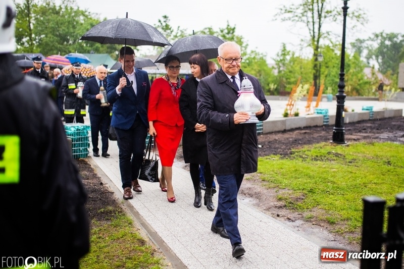 Zdjęcie w galerii na portalu naszraciborz.pl: Patriotyczna uroczystość w Kuźni Raciborskiej w strugach deszczu [FOTO] wiadomości z regionu