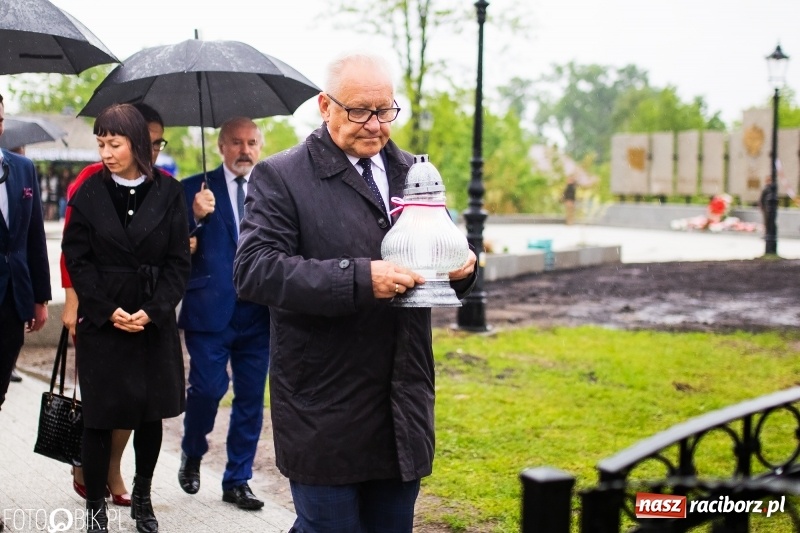 Zdjęcie w galerii na portalu naszraciborz.pl: Patriotyczna uroczystość w Kuźni Raciborskiej w strugach deszczu [FOTO] wiadomości z regionu