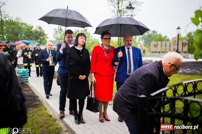 Zdjęcie w galerii na portalu naszraciborz.pl: Patriotyczna uroczystość w Kuźni Raciborskiej w strugach deszczu [FOTO] wiadomości z regionu
