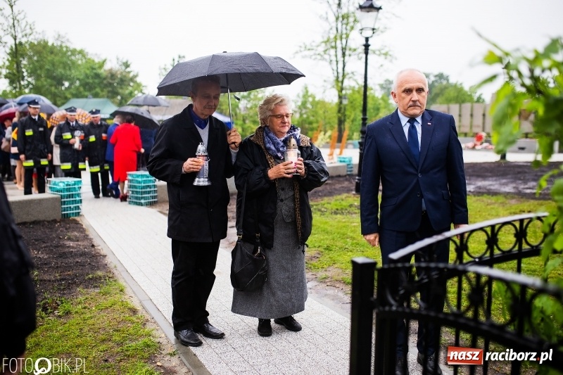 Zdjęcie w galerii na portalu naszraciborz.pl: Patriotyczna uroczystość w Kuźni Raciborskiej w strugach deszczu [FOTO] wiadomości z regionu