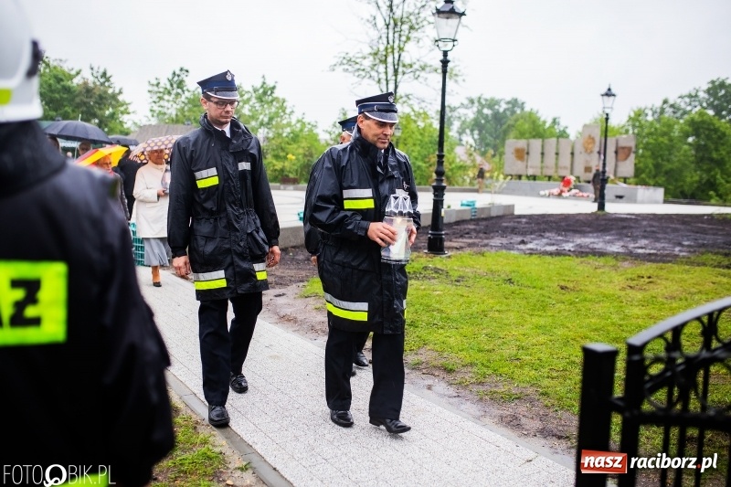Zdjęcie w galerii na portalu naszraciborz.pl: Patriotyczna uroczystość w Kuźni Raciborskiej w strugach deszczu [FOTO] wiadomości z regionu