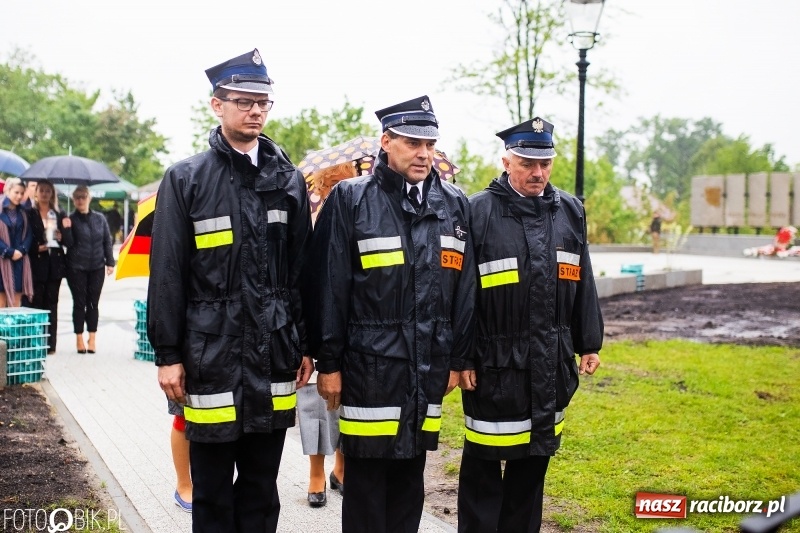 Zdjęcie w galerii na portalu naszraciborz.pl: Patriotyczna uroczystość w Kuźni Raciborskiej w strugach deszczu [FOTO] wiadomości z regionu