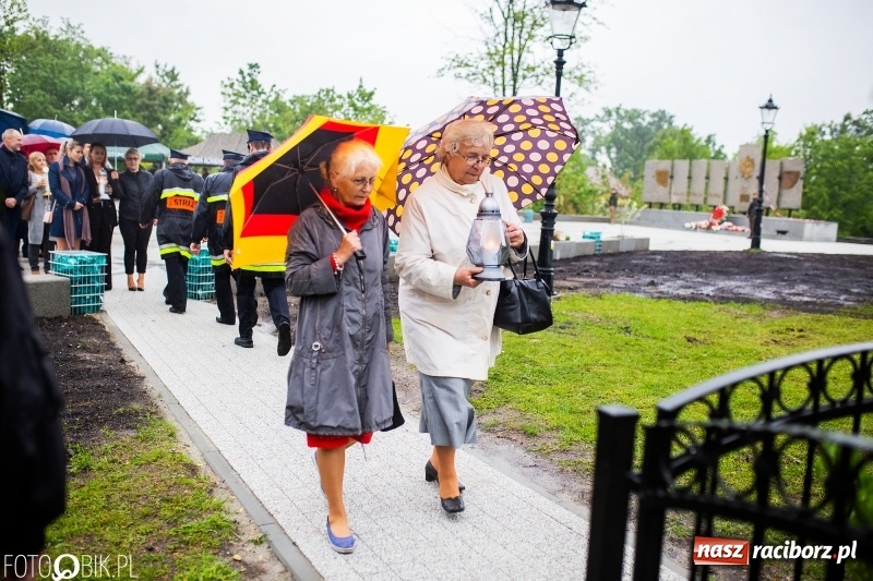 Zdjęcie w galerii na portalu naszraciborz.pl: Patriotyczna uroczystość w Kuźni Raciborskiej w strugach deszczu [FOTO] wiadomości z regionu