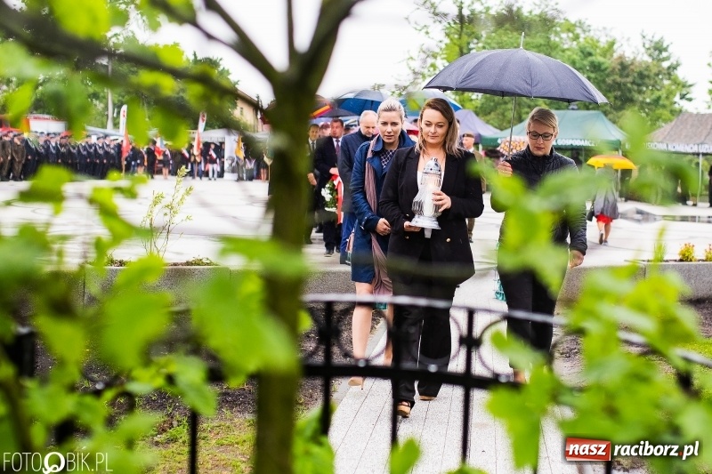 Zdjęcie w galerii na portalu naszraciborz.pl: Patriotyczna uroczystość w Kuźni Raciborskiej w strugach deszczu [FOTO] wiadomości z regionu