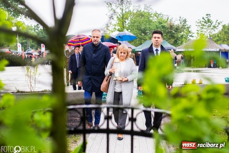 Zdjęcie w galerii na portalu naszraciborz.pl: Patriotyczna uroczystość w Kuźni Raciborskiej w strugach deszczu [FOTO] wiadomości z regionu