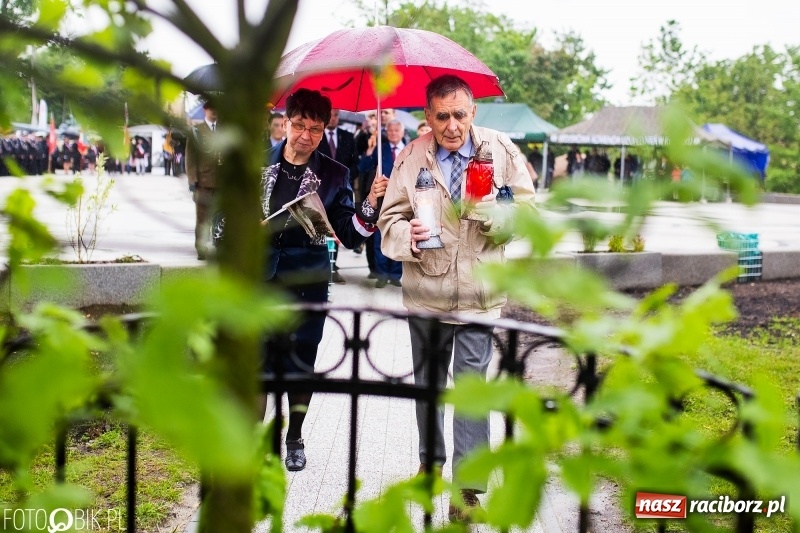 Zdjęcie w galerii na portalu naszraciborz.pl: Patriotyczna uroczystość w Kuźni Raciborskiej w strugach deszczu [FOTO] wiadomości z regionu