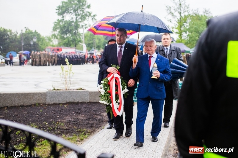 Zdjęcie w galerii na portalu naszraciborz.pl: Patriotyczna uroczystość w Kuźni Raciborskiej w strugach deszczu [FOTO] wiadomości z regionu