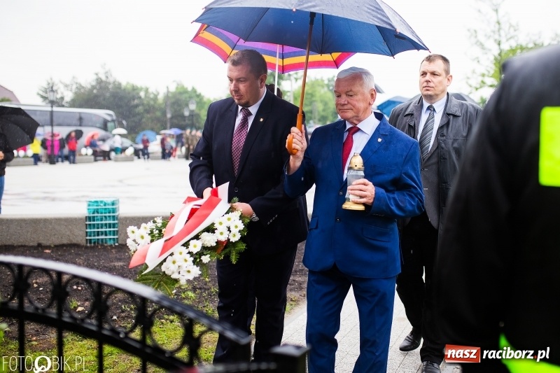 Zdjęcie w galerii na portalu naszraciborz.pl: Patriotyczna uroczystość w Kuźni Raciborskiej w strugach deszczu [FOTO] wiadomości z regionu