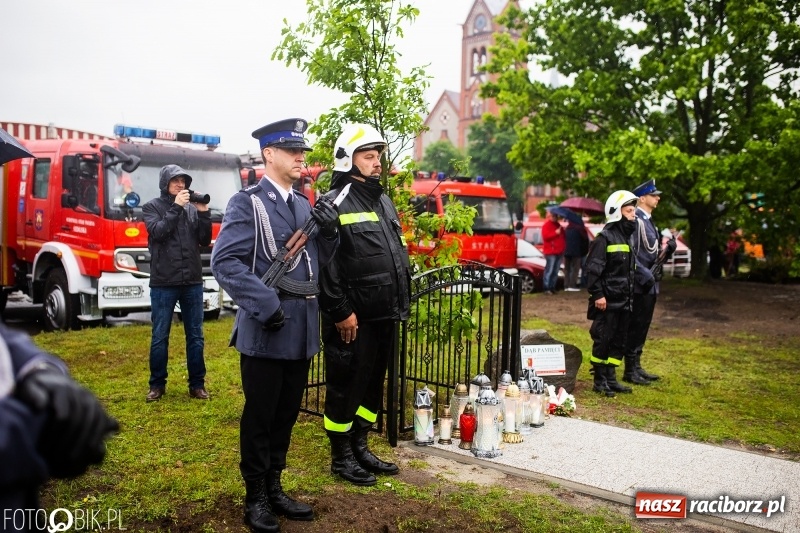 Zdjęcie w galerii na portalu naszraciborz.pl: Patriotyczna uroczystość w Kuźni Raciborskiej w strugach deszczu [FOTO] wiadomości z regionu