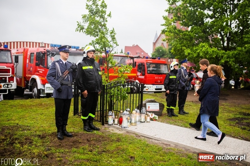 Zdjęcie w galerii na portalu naszraciborz.pl: Patriotyczna uroczystość w Kuźni Raciborskiej w strugach deszczu [FOTO] wiadomości z regionu