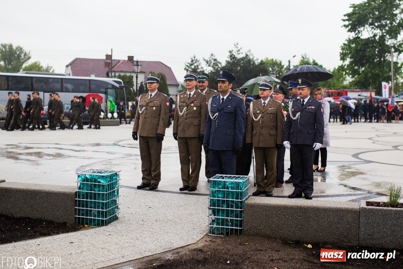 Zdjęcie w galerii na portalu naszraciborz.pl: Patriotyczna uroczystość w Kuźni Raciborskiej w strugach deszczu [FOTO] wiadomości z regionu