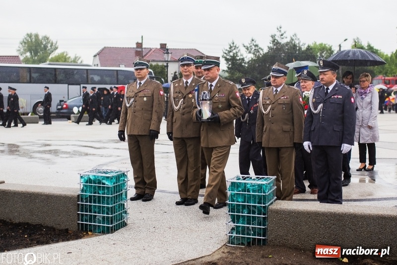 Zdjęcie w galerii na portalu naszraciborz.pl: Patriotyczna uroczystość w Kuźni Raciborskiej w strugach deszczu [FOTO] wiadomości z regionu
