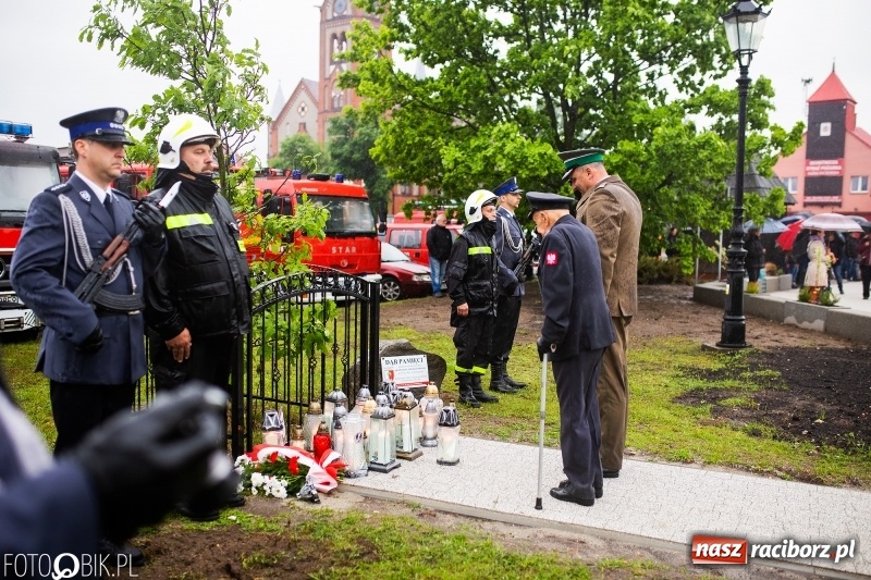 Zdjęcie w galerii na portalu naszraciborz.pl: Patriotyczna uroczystość w Kuźni Raciborskiej w strugach deszczu [FOTO] wiadomości z regionu