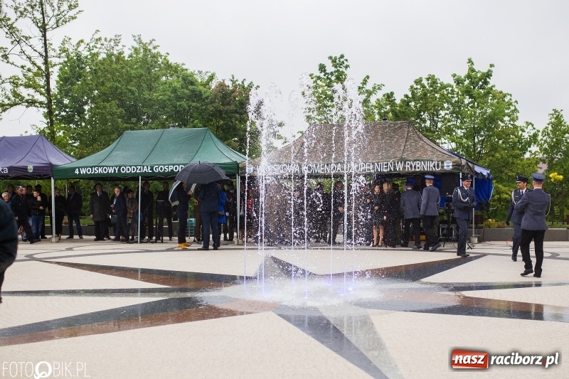 Zdjęcie w galerii na portalu naszraciborz.pl: Patriotyczna uroczystość w Kuźni Raciborskiej w strugach deszczu [FOTO] wiadomości z regionu