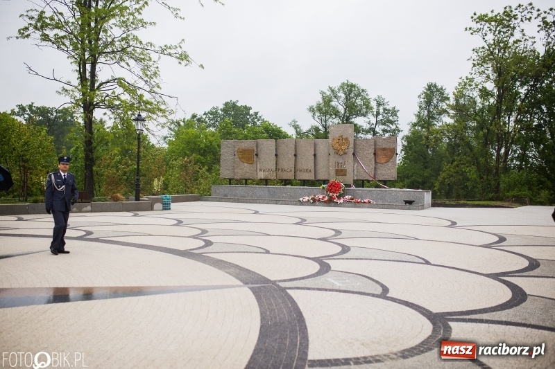 Zdjęcie w galerii na portalu naszraciborz.pl: Patriotyczna uroczystość w Kuźni Raciborskiej w strugach deszczu [FOTO] wiadomości z regionu