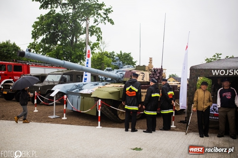 Zdjęcie w galerii na portalu naszraciborz.pl: Patriotyczna uroczystość w Kuźni Raciborskiej w strugach deszczu [FOTO] wiadomości z regionu