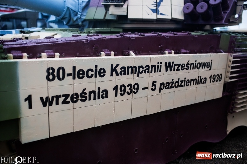 Zdjęcie w galerii na portalu naszraciborz.pl: Patriotyczna uroczystość w Kuźni Raciborskiej w strugach deszczu [FOTO] wiadomości z regionu