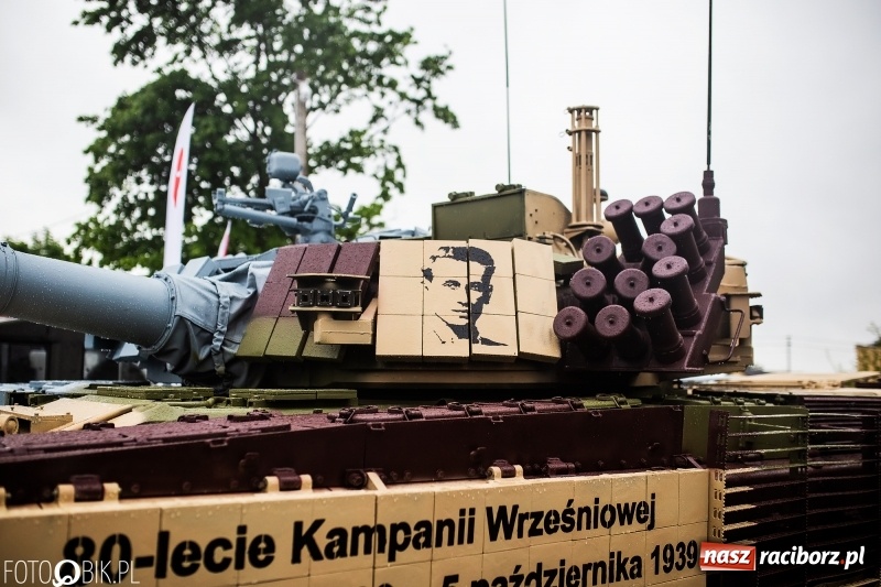 Zdjęcie w galerii na portalu naszraciborz.pl: Patriotyczna uroczystość w Kuźni Raciborskiej w strugach deszczu [FOTO] wiadomości z regionu