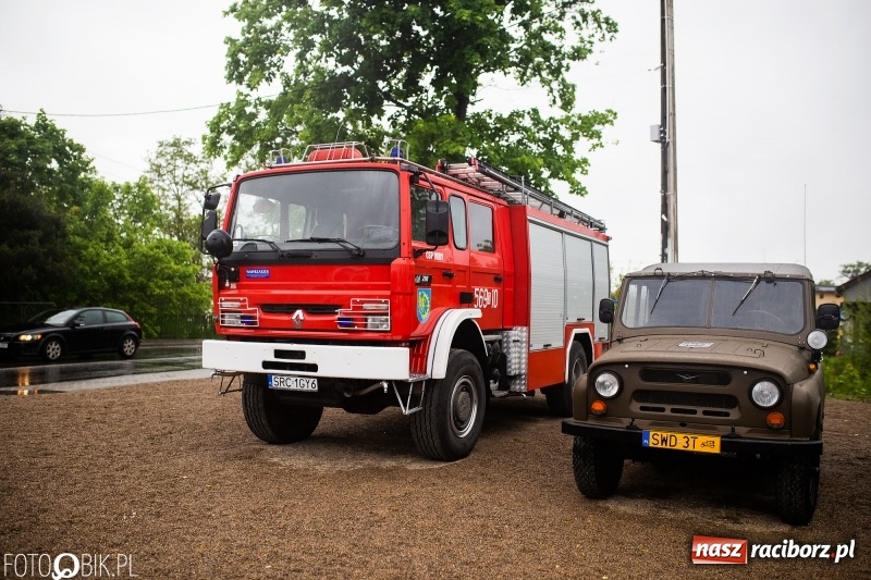Zdjęcie w galerii na portalu naszraciborz.pl: Patriotyczna uroczystość w Kuźni Raciborskiej w strugach deszczu [FOTO] wiadomości z regionu