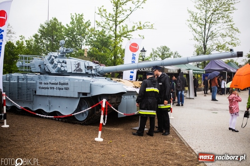 Zdjęcie w galerii na portalu naszraciborz.pl: Patriotyczna uroczystość w Kuźni Raciborskiej w strugach deszczu [FOTO] wiadomości z regionu