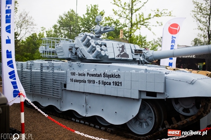 Zdjęcie w galerii na portalu naszraciborz.pl: Patriotyczna uroczystość w Kuźni Raciborskiej w strugach deszczu [FOTO] wiadomości z regionu