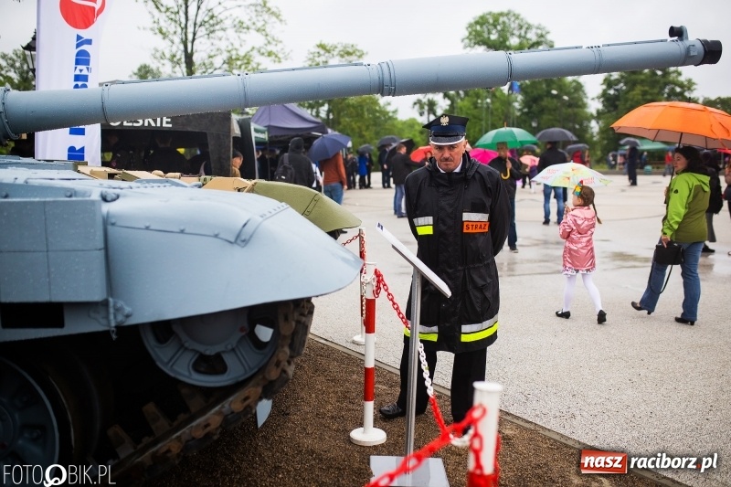 Zdjęcie w galerii na portalu naszraciborz.pl: Patriotyczna uroczystość w Kuźni Raciborskiej w strugach deszczu [FOTO] wiadomości z regionu