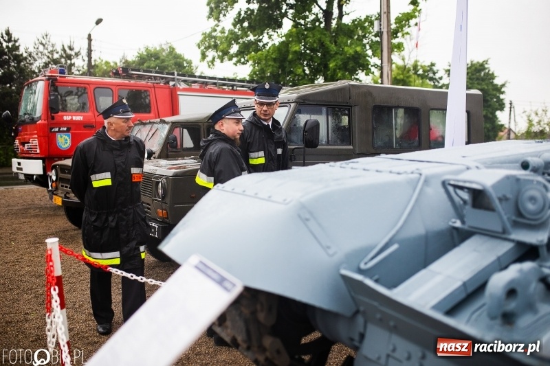 Zdjęcie w galerii na portalu naszraciborz.pl: Patriotyczna uroczystość w Kuźni Raciborskiej w strugach deszczu [FOTO] wiadomości z regionu