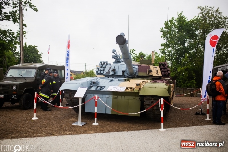 Zdjęcie w galerii na portalu naszraciborz.pl: Patriotyczna uroczystość w Kuźni Raciborskiej w strugach deszczu [FOTO] wiadomości z regionu