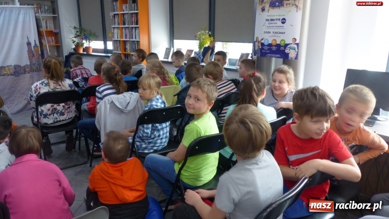 Zdjęcie w galerii na portalu naszraciborz.pl: SmoG Wawelski straszył w bibliotece na Ostrogu wiadomości z regionu