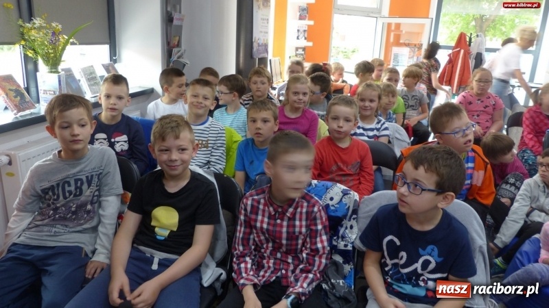 Zdjęcie w galerii na portalu naszraciborz.pl: SmoG Wawelski straszył w bibliotece na Ostrogu wiadomości z regionu