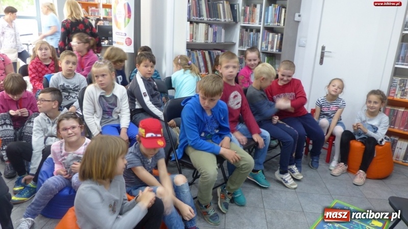 Zdjęcie w galerii na portalu naszraciborz.pl: SmoG Wawelski straszył w bibliotece na Ostrogu wiadomości z regionu