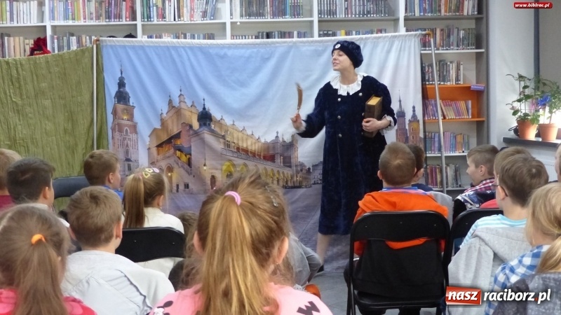 Zdjęcie w galerii na portalu naszraciborz.pl: SmoG Wawelski straszył w bibliotece na Ostrogu wiadomości z regionu