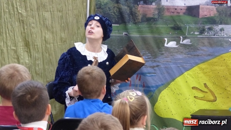 Zdjęcie w galerii na portalu naszraciborz.pl: SmoG Wawelski straszył w bibliotece na Ostrogu wiadomości z regionu