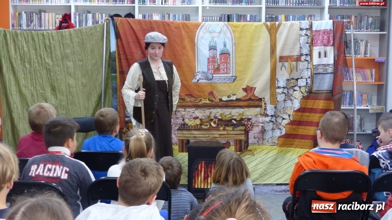 Zdjęcie w galerii na portalu naszraciborz.pl: SmoG Wawelski straszył w bibliotece na Ostrogu wiadomości z regionu