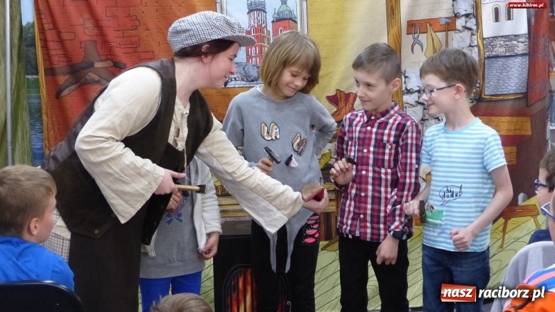 Zdjęcie w galerii na portalu naszraciborz.pl: SmoG Wawelski straszył w bibliotece na Ostrogu wiadomości z regionu