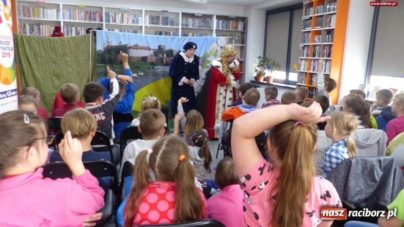 Zdjęcie w galerii na portalu naszraciborz.pl: SmoG Wawelski straszył w bibliotece na Ostrogu wiadomości z regionu