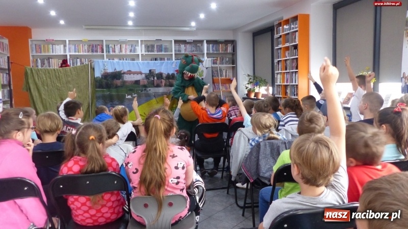 Zdjęcie w galerii na portalu naszraciborz.pl: SmoG Wawelski straszył w bibliotece na Ostrogu wiadomości z regionu