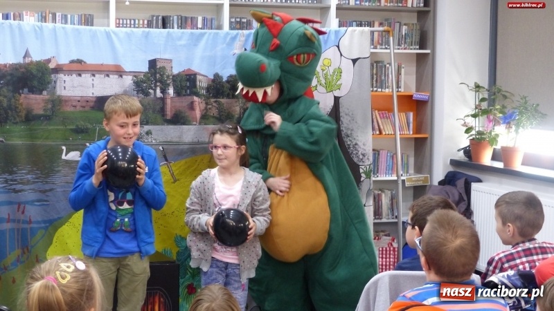 Zdjęcie w galerii na portalu naszraciborz.pl: SmoG Wawelski straszył w bibliotece na Ostrogu wiadomości z regionu