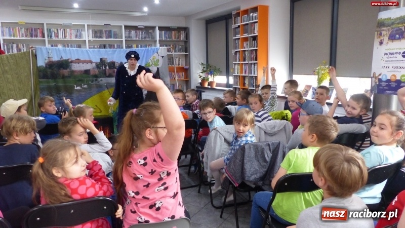 Zdjęcie w galerii na portalu naszraciborz.pl: SmoG Wawelski straszył w bibliotece na Ostrogu wiadomości z regionu