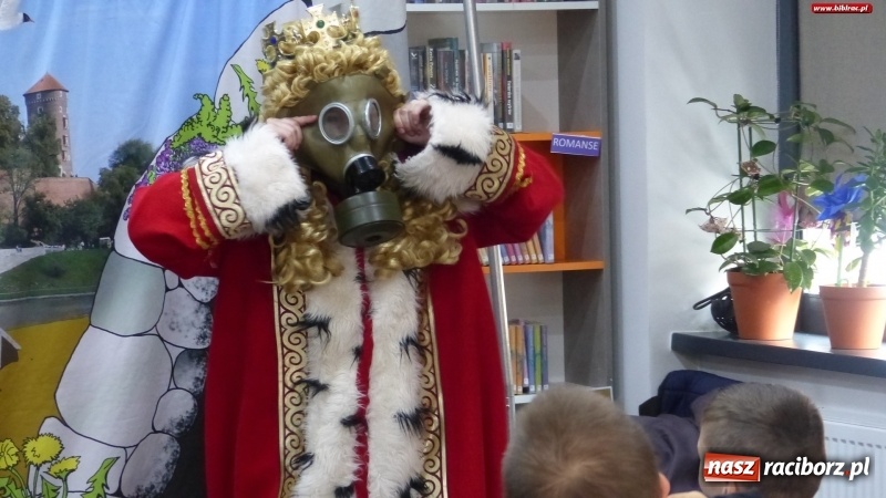 Zdjęcie w galerii na portalu naszraciborz.pl: SmoG Wawelski straszył w bibliotece na Ostrogu wiadomości z regionu